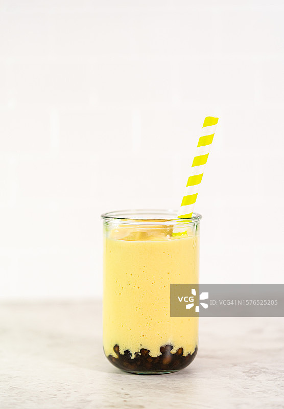 白色背景桌子上玻璃杯饮品特写图片素材