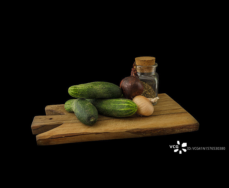 黑色背景下砧板上的水果特写图片素材