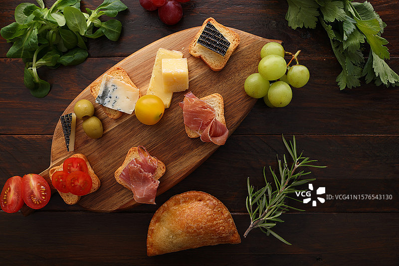 带圣诞装饰的奶酪火腿小吃图片素材