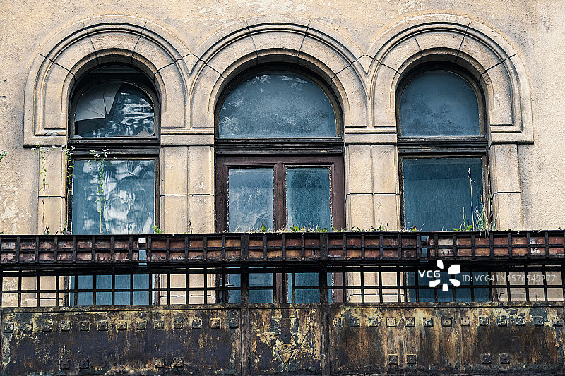 老建筑的窗户和生锈的栏杆细节图片素材