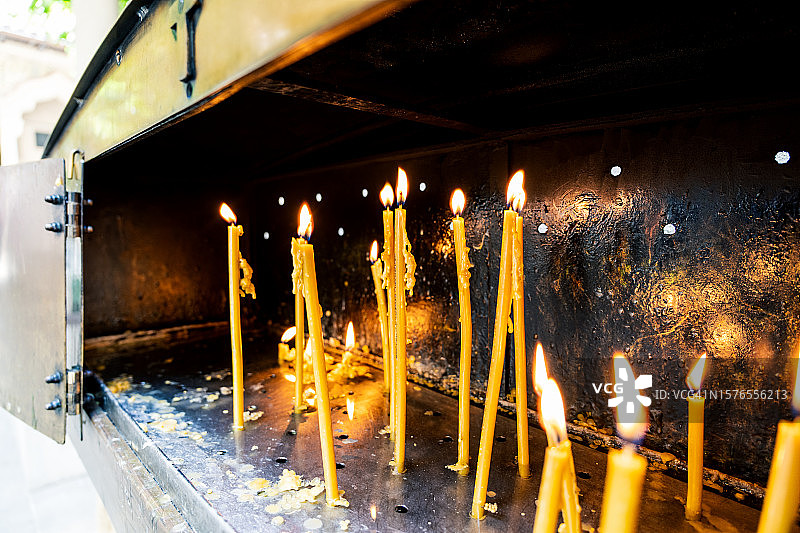 教堂里燃烧的蜡烛图片素材