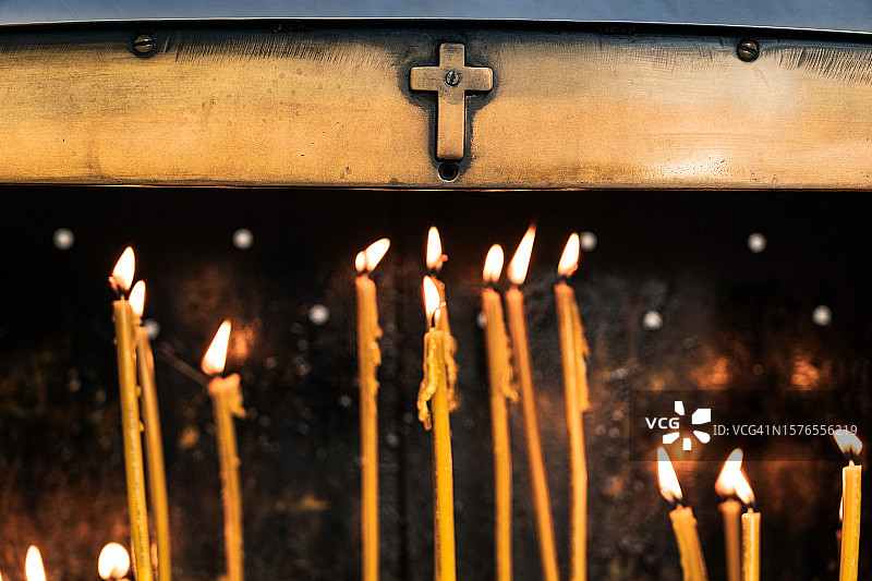 教堂里燃烧的蜡烛图片素材