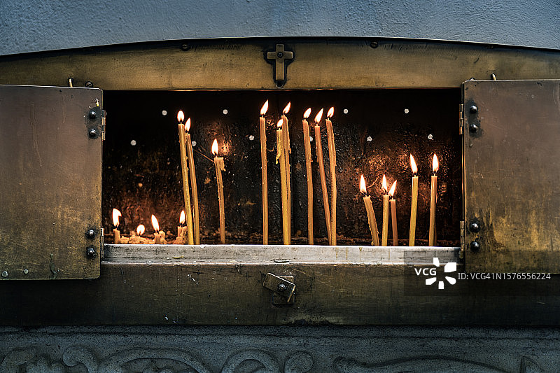 教堂里燃烧的蜡烛图片素材