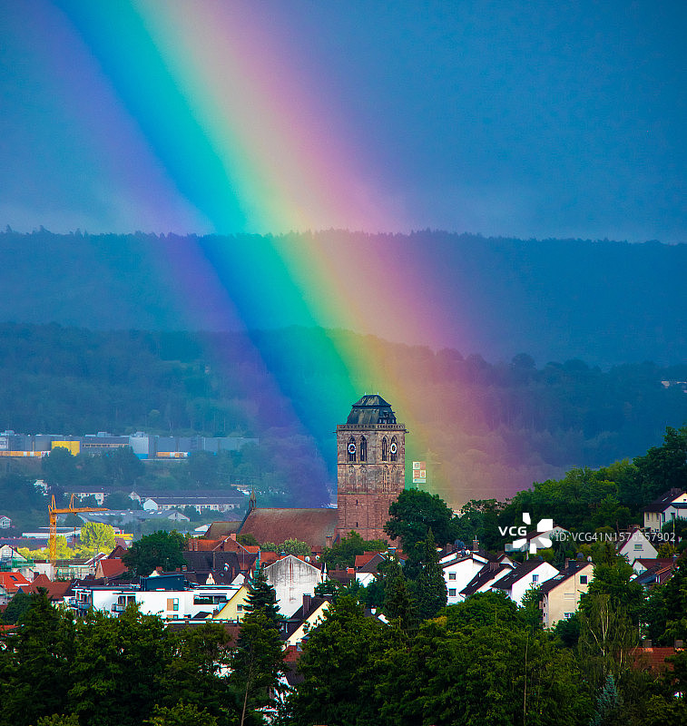 城市建筑上空的彩虹高角度视图图片素材