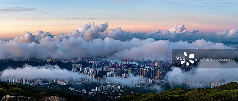日落时分的城市景观全景图片素材