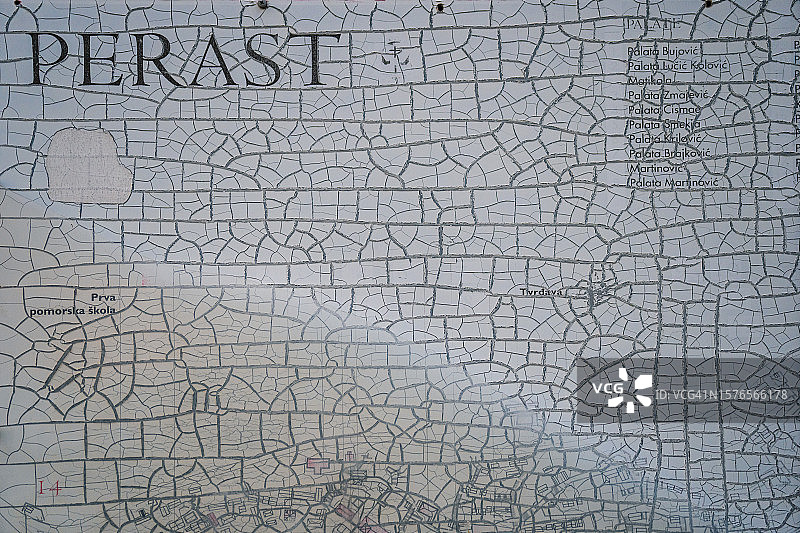 佩拉斯特城镇广场上的褪色标志图片素材