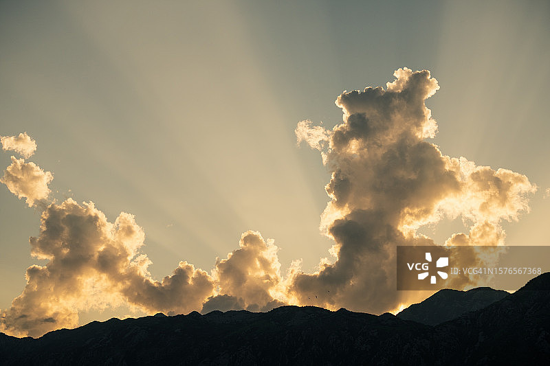 日落时分的壮观风暴云图片素材