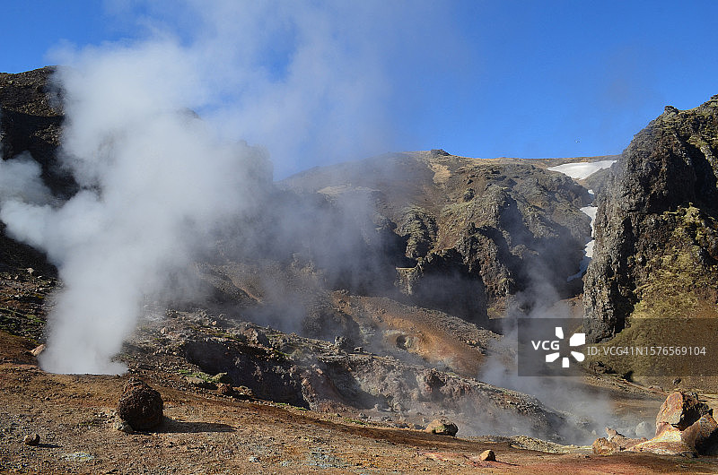 火山景观与天空相映成趣图片素材