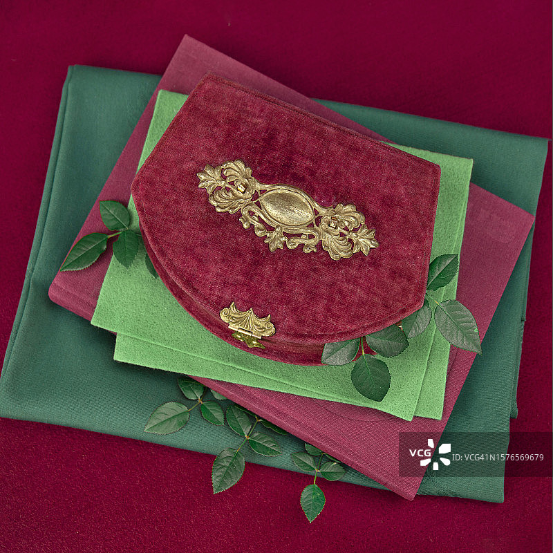 俯视角度拍摄的桌子上的红色织物图片素材