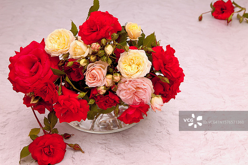 餐桌上的玫瑰花束俯视图图片素材