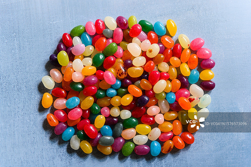 俯视角度拍摄的彩色糖果图片素材