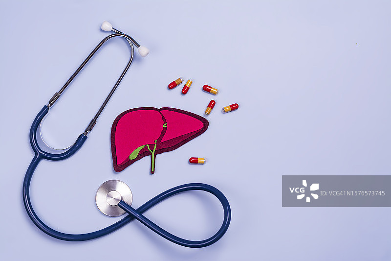 白色背景上心形听诊器的俯视照片图片素材