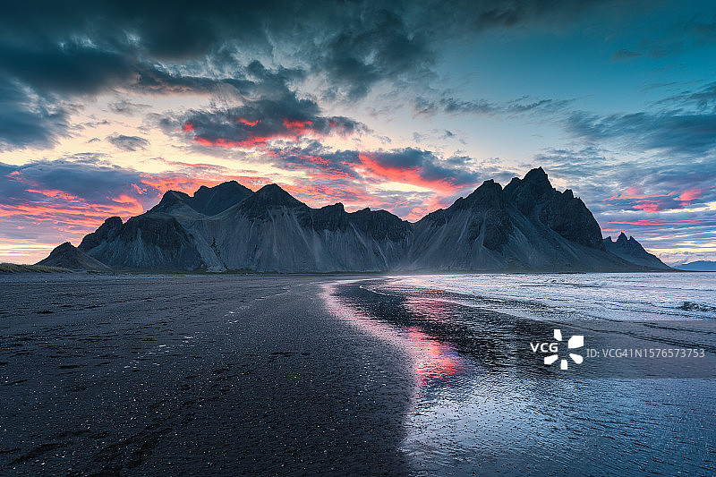 冰岛日落时大海对天空的美景图片素材