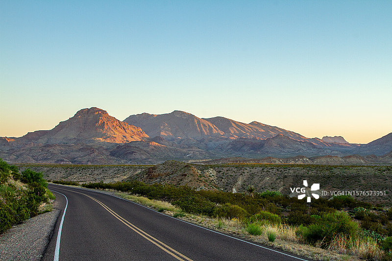 美国德克萨斯州大弯国家公园的乡村公路景观图片素材