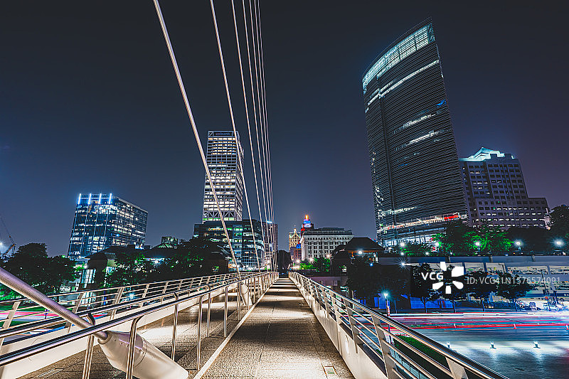马来西亚双子塔夜景，美国威斯康星州密尔沃基图片素材