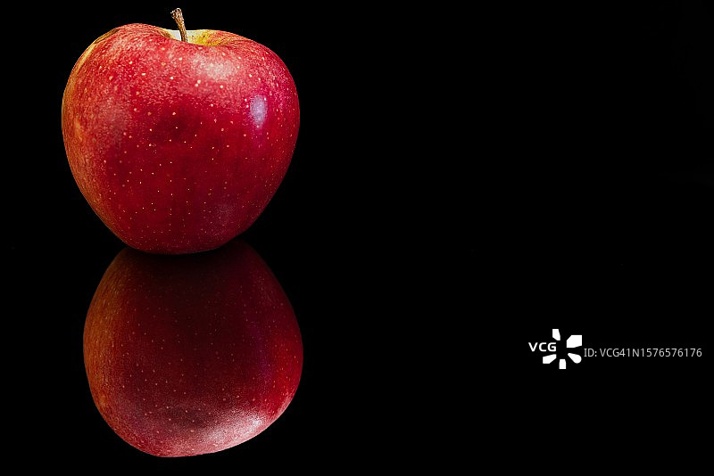 黑色背景下的苹果特写图片素材