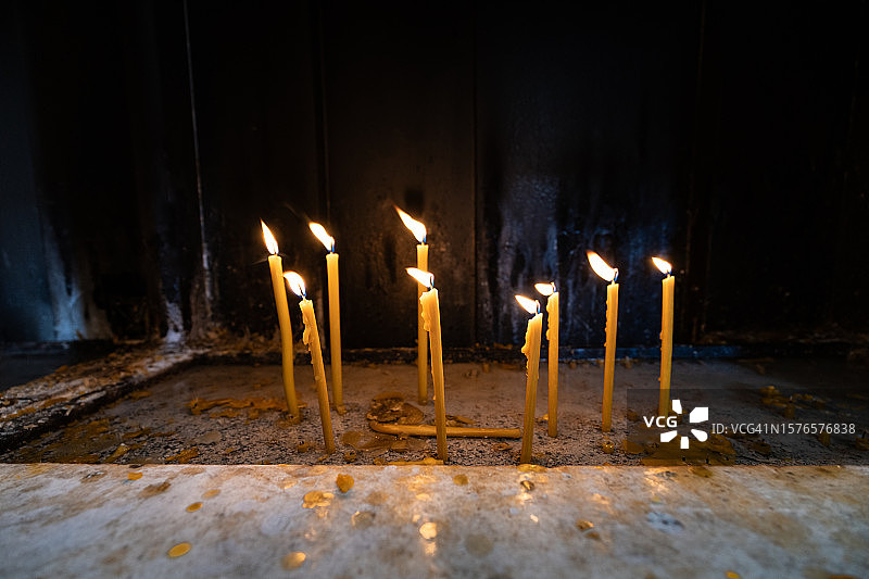 教堂里燃烧的蜡烛图片素材
