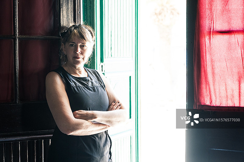 双臂交叉的中年妇女图片素材