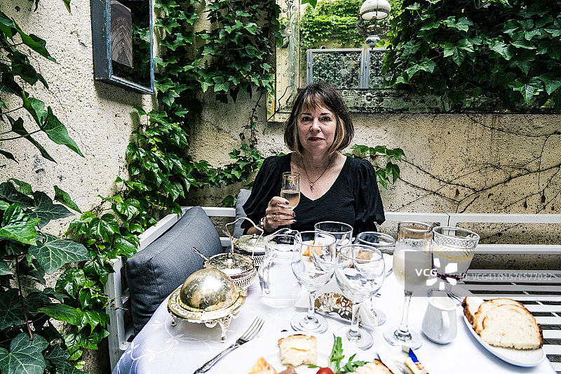 享用早午餐的女人图片素材