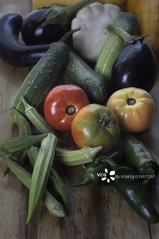 餐桌上蔬菜的高角度视图图片素材