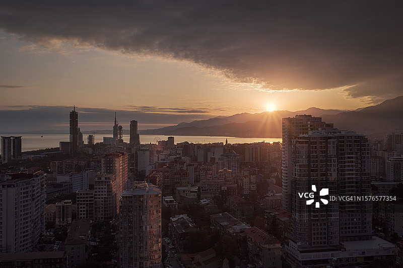 日落时建筑物对着天空的高角度视图图片素材