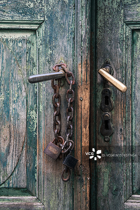门上的链条和锁图片素材