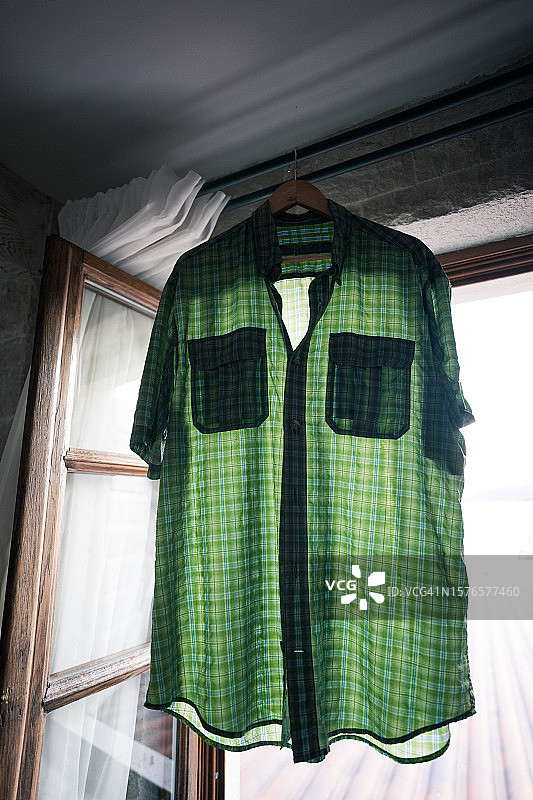 晾衣架上的湿衬衫图片素材