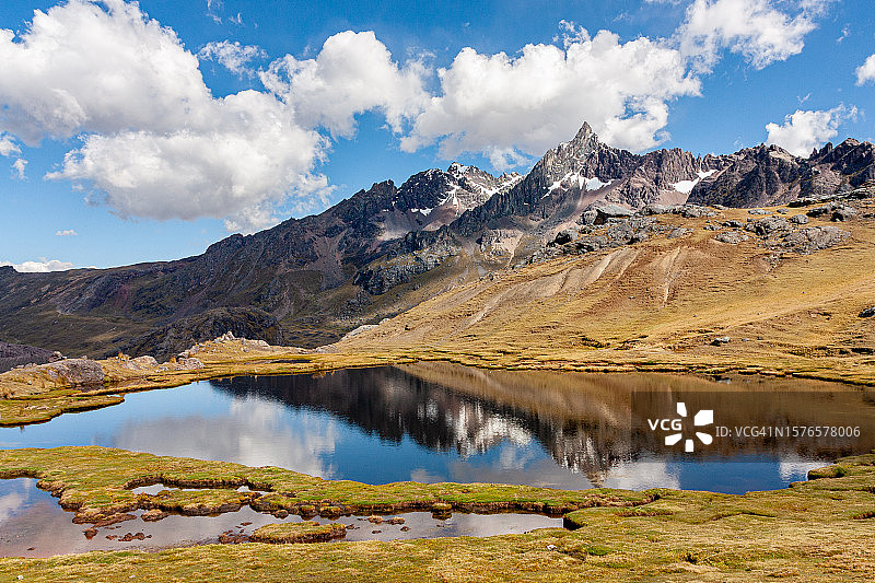 秘鲁内瓦多奥桑加特山湖光山色美景图片素材