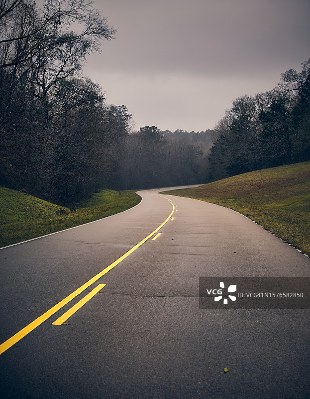 美国密西西比州纳奇兹树木间的空旷道路图片素材