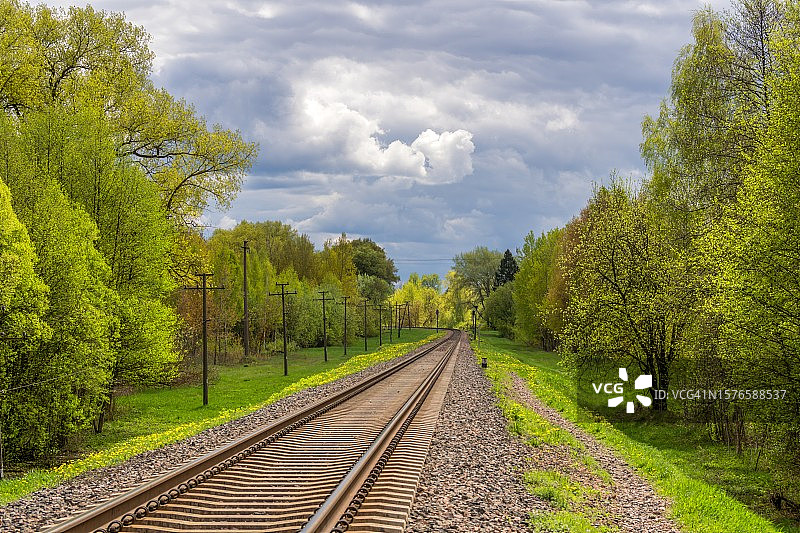 树木环绕下的空旷铁路轨道图片素材