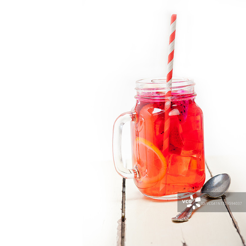 白色背景下罐装饮料特写图片素材