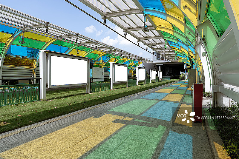 彩色有轨电车站台图片素材