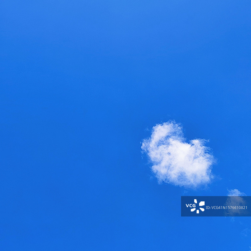 仰视视角下的心形云朵，缅甸仰光图片素材