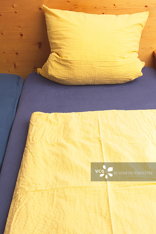 卧室里的床 - 黄色和紫色图片素材