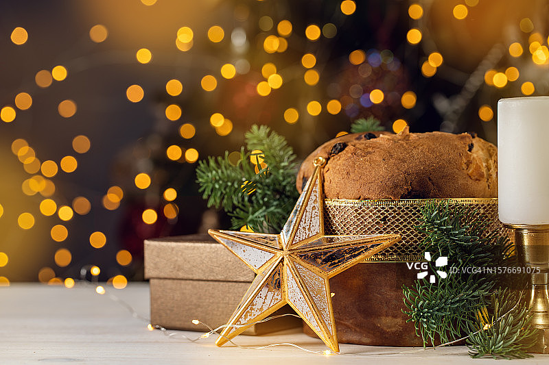 圣诞装饰和蜡烛下的水果圣诞面包图片素材