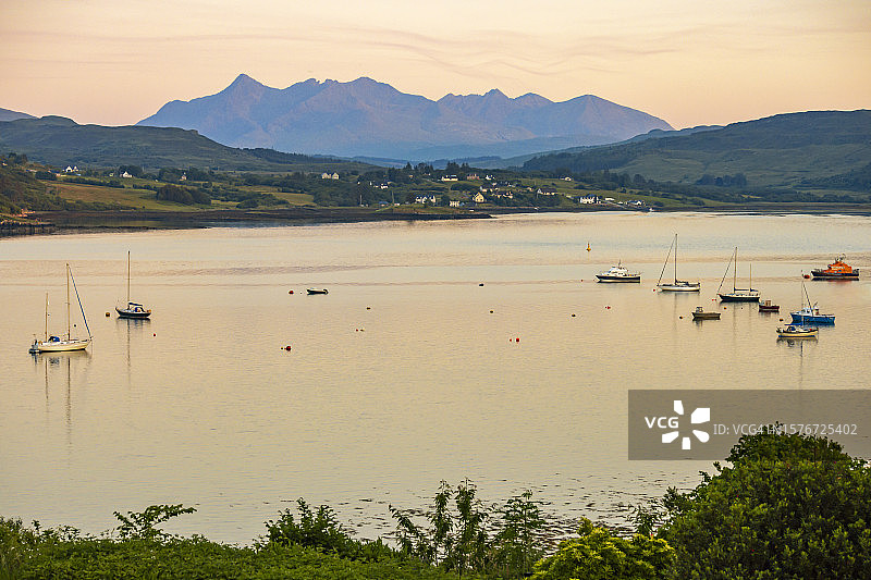波特里湖和拉斯艾岛群山景色图片素材