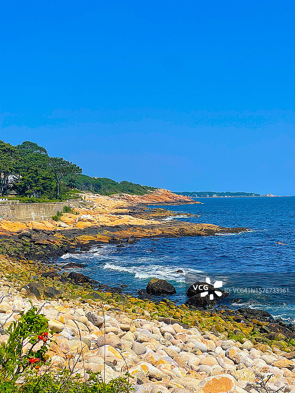 曼彻斯特海边的岩石海岸线，广阔的海景草坪沿海岸排列图片素材