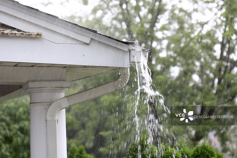 暴雨天气中堵塞的排水沟导致溢流图片素材