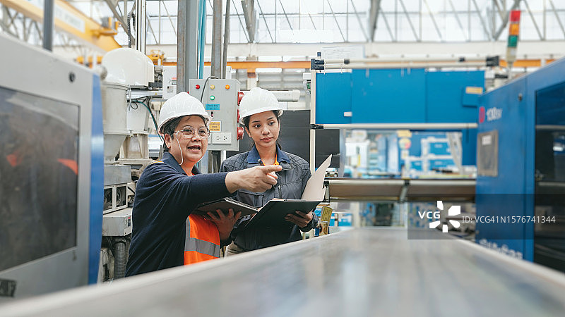 年长的女主管在工厂培训工程师图片素材