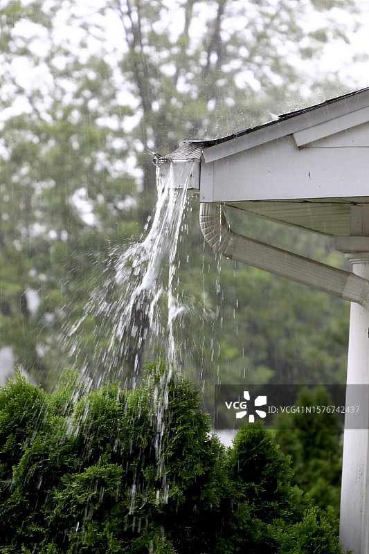 雷雨期间堵塞的雨水沟图片素材