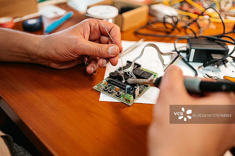 在车间维修电子设备的技术员图片素材