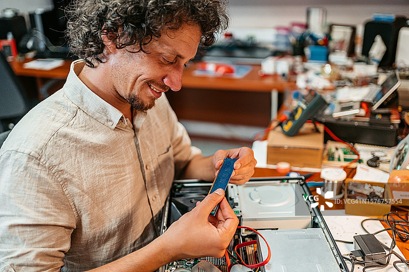 在车间检查RAM组件的年轻男人图片素材