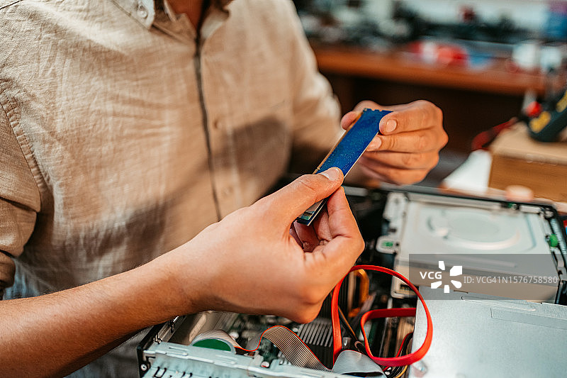 在车间检查RAM组件的年轻男人图片素材