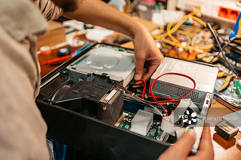 电脑工程师安装电源图片素材