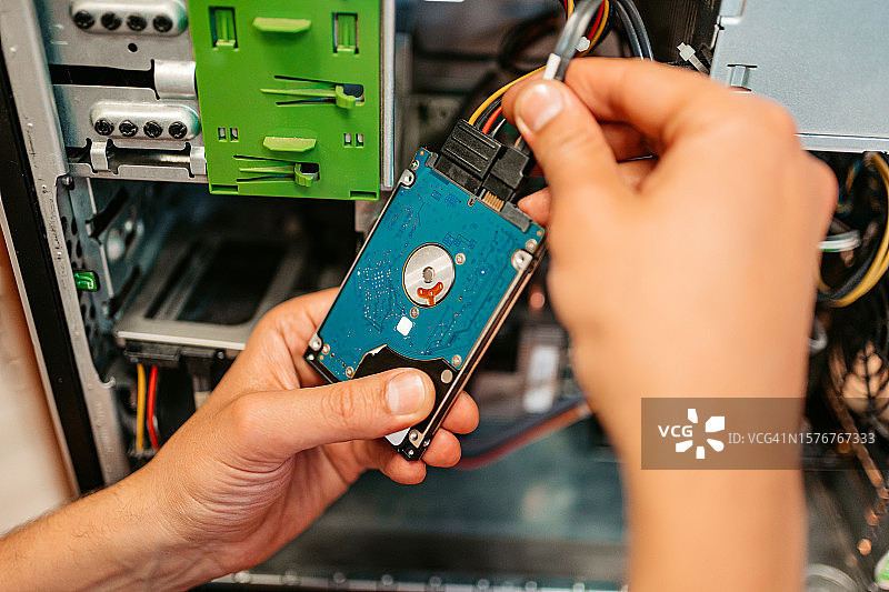 车间安装硬盘组件的技术人员图片素材