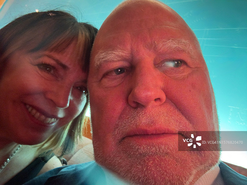 面部饱满红润的男人与女人亲密自拍图片素材