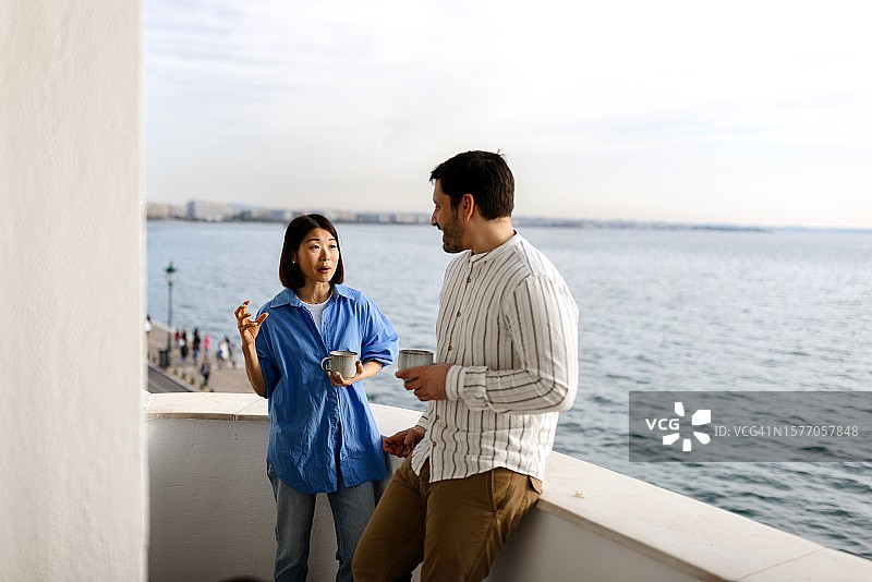 在阳台上交谈的美丽的人们图片素材