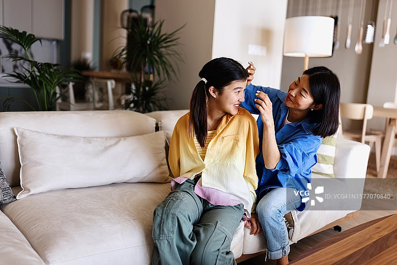 可爱的母女共度美好时光图片素材