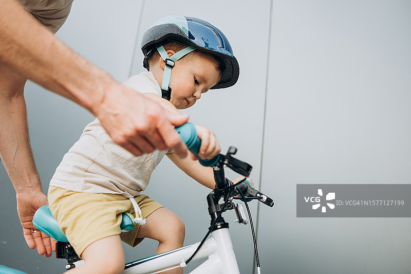 父亲教儿子骑自行车图片素材