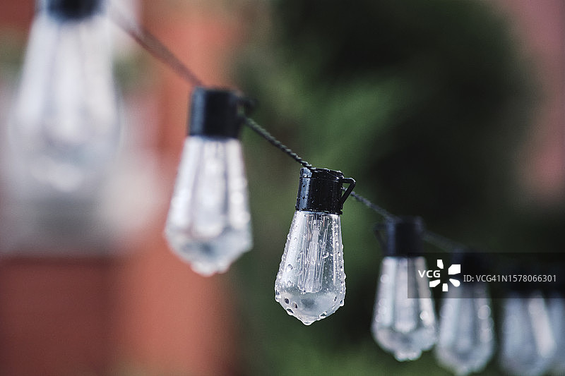 雨中的户外LED灯泡图片素材